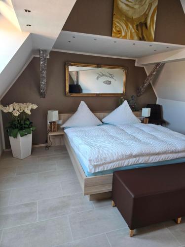 a bedroom with a bed and a mirror on the wall at Kleines Landhaus Wendel in Kapellen-Drusweiler
