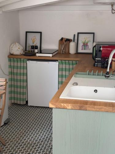 a kitchen with a sink and a counter top at Monte da Rocha-Mãe in Barro Branco