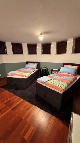 two beds sitting next to each other in a room at Exklusives City Studio in Neuhausen - stilvoll wohnen nahe Schloss Nymphenburg in Munich