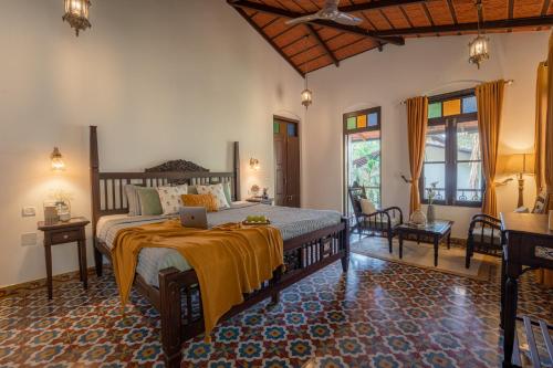 Ένα ή περισσότερα κρεβάτια σε δωμάτιο στο SaffronStays Tanjore - Heritage Home in Coorg