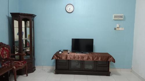 Televisyen dan/atau pusat hiburan di Eyna Homestay