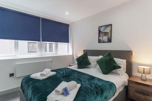 une chambre avec un lit avec deux serviettes dessus dans l'établissement Cosy & Bright 1 Bedroom Preston Apartment, à Preston