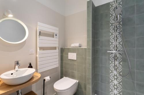 een badkamer met douche, toilet en wastafel bij Casa Teresa - A proximité de la plage in Pléneuf-Val-André