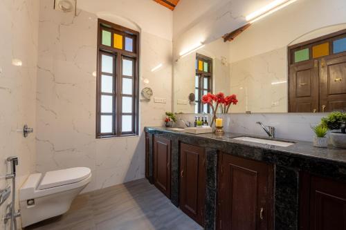 Ένα μπάνιο στο SaffronStays Tanjore - Heritage Home in Coorg