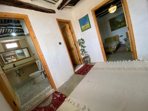 Postel nebo postele na pokoji v ubytování King Room with Shared Bathroom