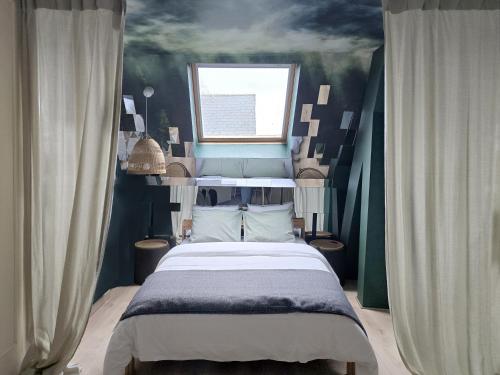 a bedroom with a bed and a window at Mons Hypercentre in Mons