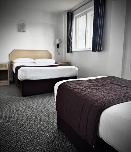 Ένα ή περισσότερα κρεβάτια σε δωμάτιο στο St George Hotel Rochester-Chatham