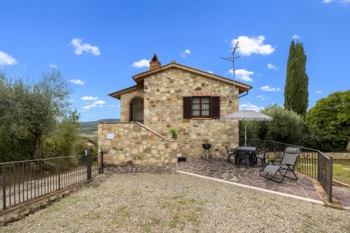 MaccianoにあるOliveto Del Cantarelloの石造りの家の外の景色を望むパティオ付
