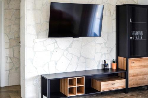 Televisyen dan/atau pusat hiburan di Holiday Home Olivarum with heated pool