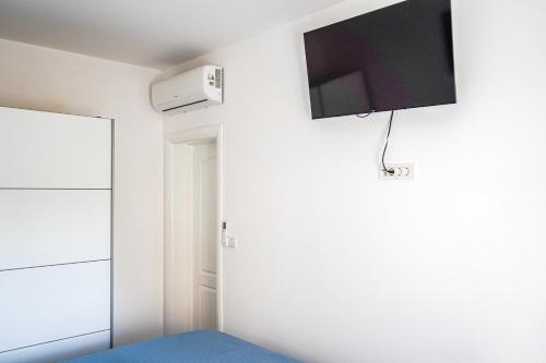 Televisyen dan/atau pusat hiburan di Holiday Home Olivarum with heated pool