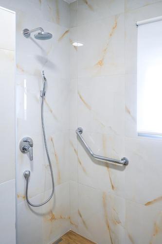 Bilik mandi di Holiday Home Olivarum with heated pool