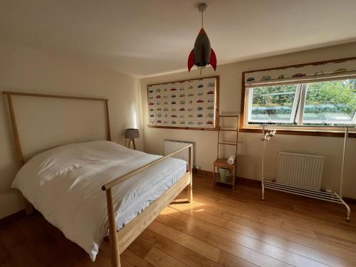 une chambre avec un lit et deux fenêtres dans l'établissement Balnakyle, à Inverness