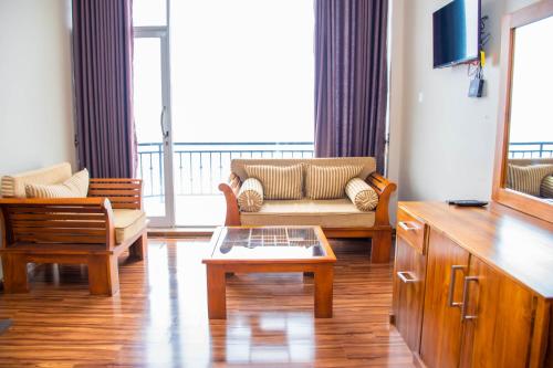 Khu vực ghế ngồi tại Universal Green Hills Hotel