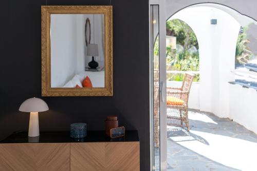 un miroir et une table avec une lampe et une chaise dans l'établissement WELCS CASA 283 EMP cerca del mar, à Montjoys