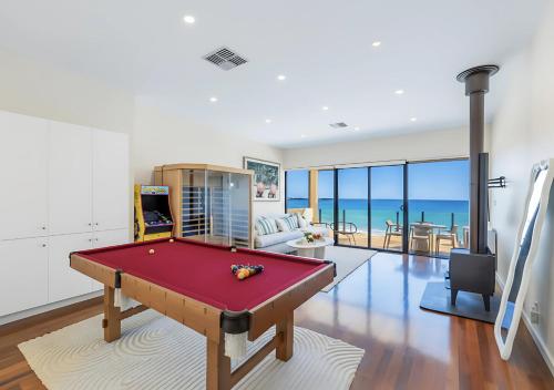 Τραπέζι μπιλιάρδου στο Henley Beachfront Luxury Home With Sauna Just 200m From Henley Square!