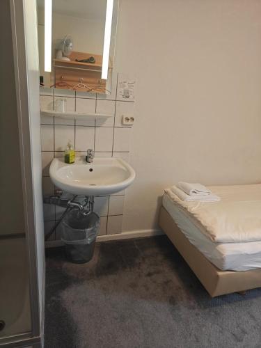 Postel nebo postele na pokoji v ubytování Hotel Flora
