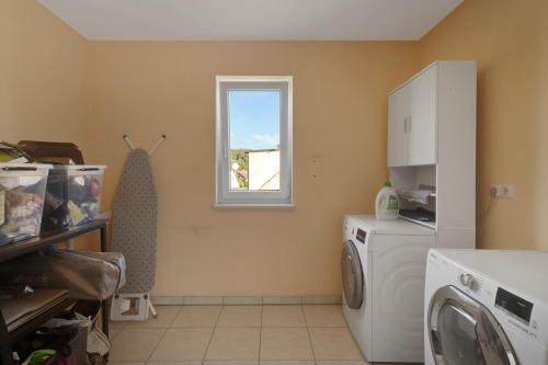 3-Bedroom Apartment with Garden Near US Army Gate 1にあるキッチンまたは簡易キッチン