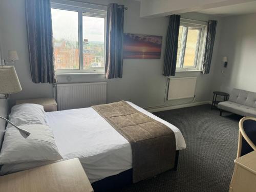 Ένα ή περισσότερα κρεβάτια σε δωμάτιο στο St George Hotel Rochester-Chatham