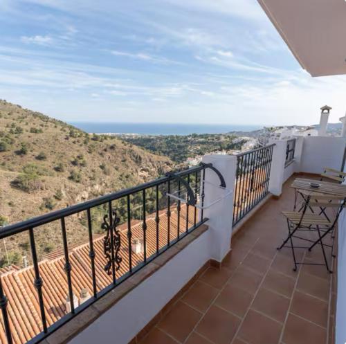 un balcón con vista al mar en El Mirador de Carmina Habitaciones, en Frigiliana