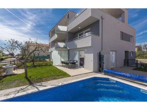 Apartment in Novigrad with Sea Views & Pool