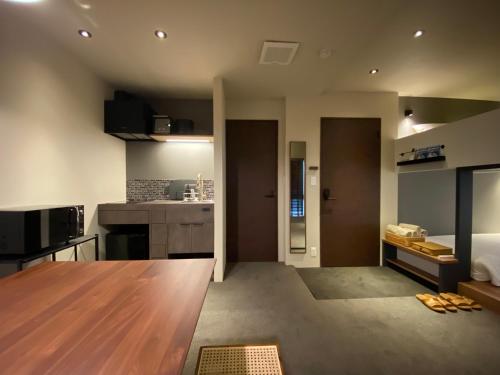 a kitchen and living room with a table in a room at 2025年9月NEW OPEN 体験型ホテル 一宵千里 l 屋上テラス l オーシャンビュー in Fukuoka