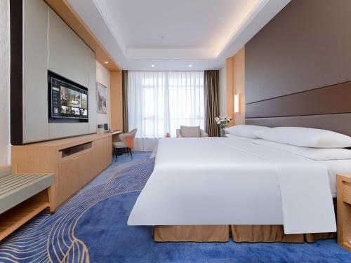 Katil atau katil-katil dalam bilik di Vienna International Hotel Jingzhou New World