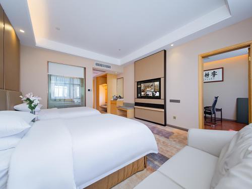 Katil atau katil-katil dalam bilik di Vienna International Hotel Jingzhou New World