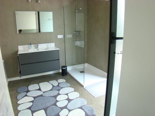 a bathroom with a shower and a sink and a mirror at Villa en el campo cerca de la playa in Armentera
