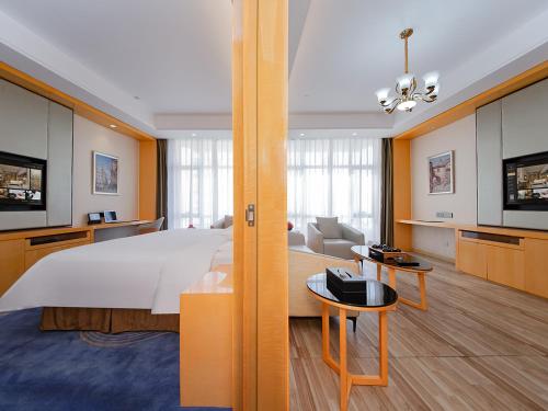 Katil atau katil-katil dalam bilik di Vienna International Hotel Jingzhou New World