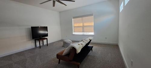 Μια τηλεόραση ή/και κέντρο ψυχαγωγίας στο Pet Friendly Home Guest Suite