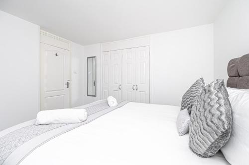 a white bedroom with a large white bed at Pure Home Rosyth Dockyard By Tba in Rosyth