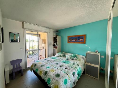 una camera da letto con un letto e una parete blu di Maison vue mer a Banyuls-sur-Mer