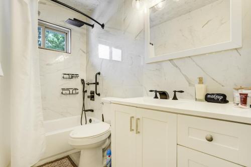 Ένα μπάνιο στο The Central Nest - 3BR Monthly Family Home