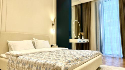 Ένα ή περισσότερα κρεβάτια σε δωμάτιο στο Tashkent City Downtown Deluxe Host Apartments