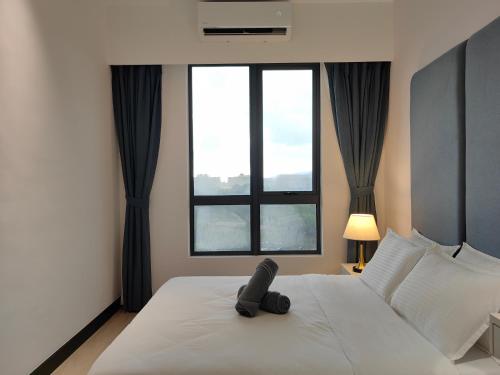 a bedroom with a large bed with a large window at Vetro11 Beside QEH1 by JUNE Homestay in Kota Kinabalu