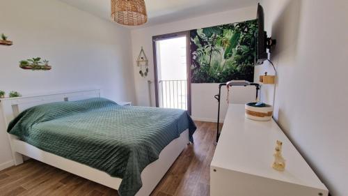 ein weißes Schlafzimmer mit einem Bett und einem Fenster in der Unterkunft Marly la Ville, appartment CDG, Paris Airport in Marly-la-Ville