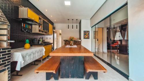 a kitchen with a wooden table in a room at Casa Belmond in Capitólio