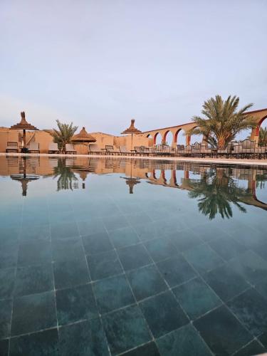 Πισίνα στο ή κοντά στο Palmeras Y Dunas Luxery Camp