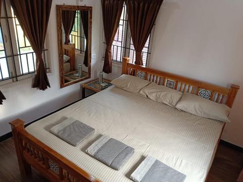 เตียงในห้องที่ Tamil Homestay with Kitchen