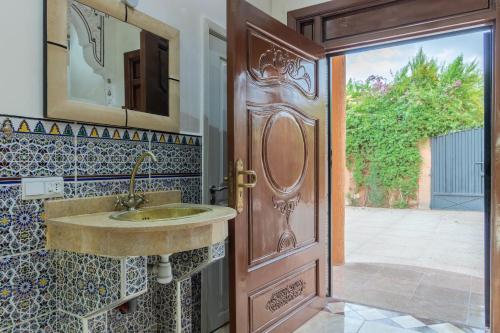 Ένα μπάνιο στο Oasis Oumifis