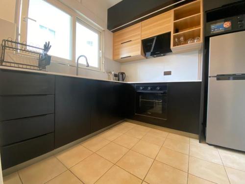 Kuchyň nebo kuchyňský kout v ubytování Le Dauphin Villa 3 Bedroom 5min Walk to Beach - LB2