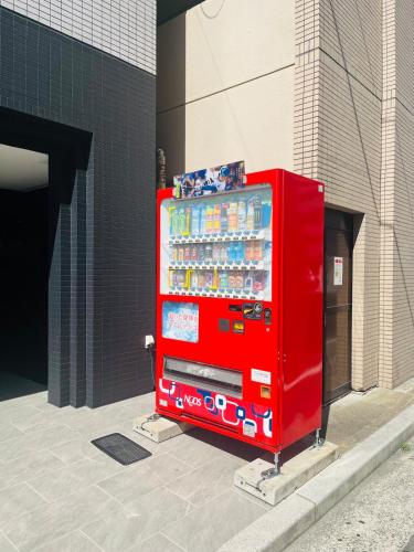 a red vending machine on the side of a building at 福の荘 美野島 in Fukuoka