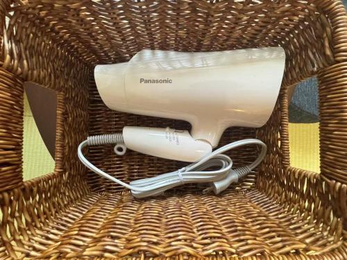 a hair dryer in a wicker basket at 福の荘 美野島 in Fukuoka