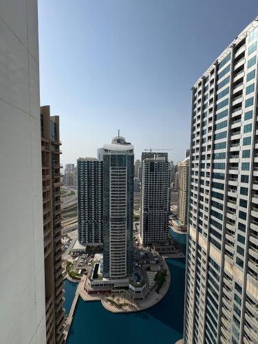 Modern 1BR with city views large space