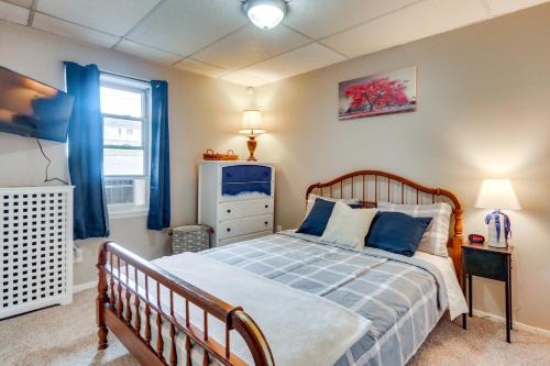 Un dormitorio con una cama grande y una ventana en 14 Mi to Black Moshannon! Pet-Friendly Apartment, en Philipsburg
