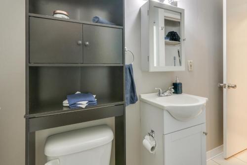 Un baño pequeño con inodoro y lavabo. en 14 Mi to Black Moshannon! Pet-Friendly Apartment, en Philipsburg