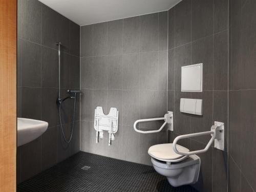 Bilik mandi di B&B HOTEL Krefeld-Süd