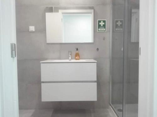 Monte GordoにあるEanes 22 Beach Houseの白い洗面台とシャワー付きのバスルーム