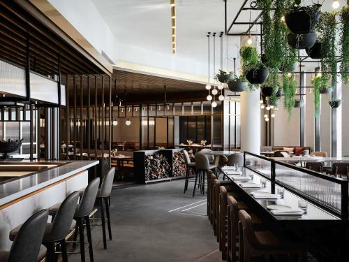 Un restaurante u otro lugar para comer en Hotel Chadstone Melbourne MGallery Collection