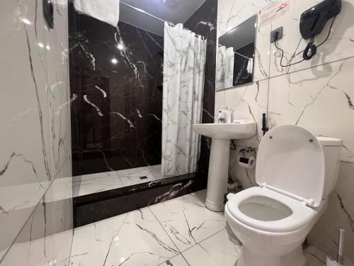 Un baño de Sky House Yeghegis by Arkouda